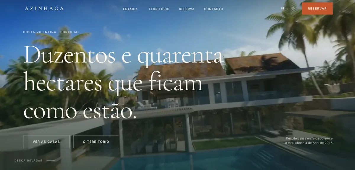 Exemplo de website institucional para um empreendimento turístico na Costa Vicentina: vídeo de fundo com uma casa e piscina entre palmeiras, o título «Duzentos e quarenta hectares que ficam como estão.» e um menu com Estadia, Território, Reserva e Contacto.